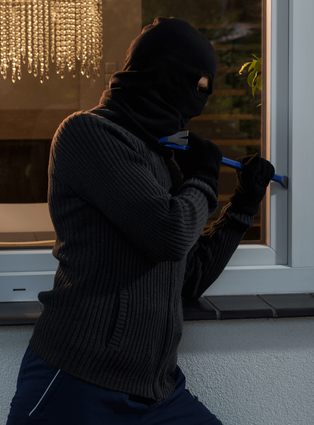 Sans titre (80) Effraction d'un cambrioleur dans une maison